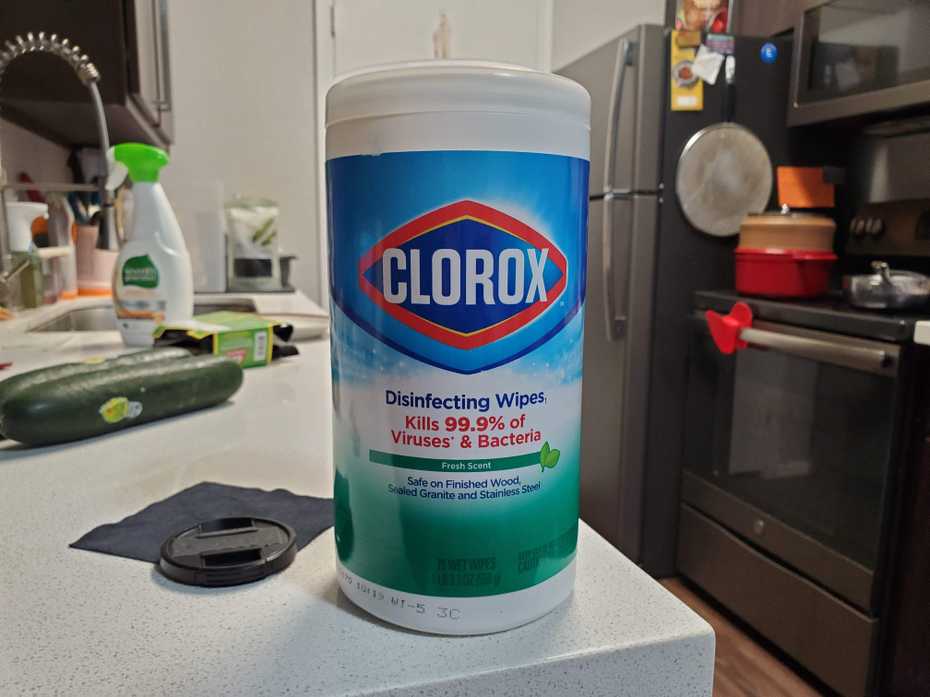 photo of a canister of clorox disinfecting wipes